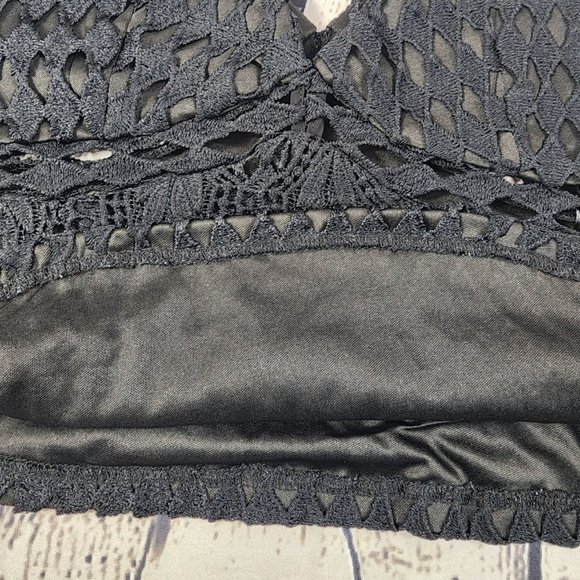 BLACK CROCHET BRALETTE RUFFLE TANK TOP - Picture 3 of 7